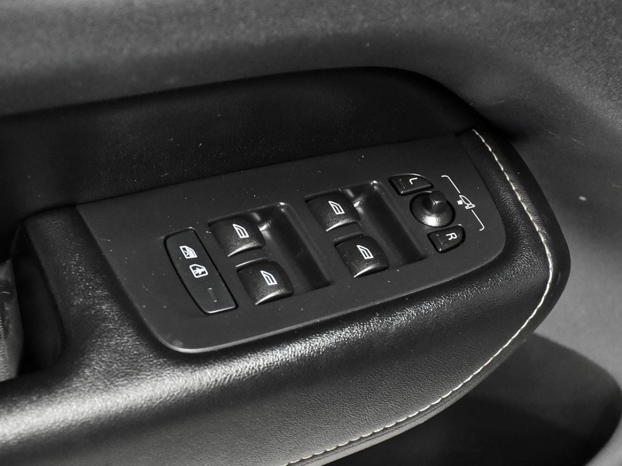 2022 Volvo XC60 B6 AWD Inscription NOAccidents  Navi   Panoramic Photo