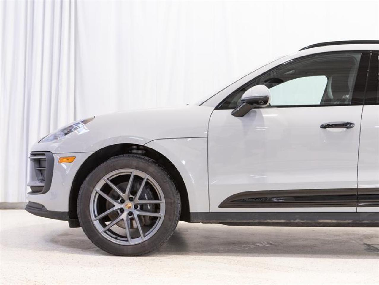 2023 Porsche Macan T Photo