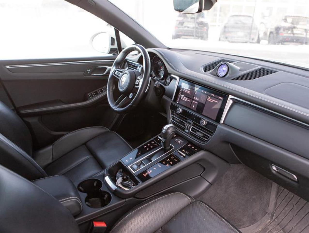 2023 Porsche Macan T Photo