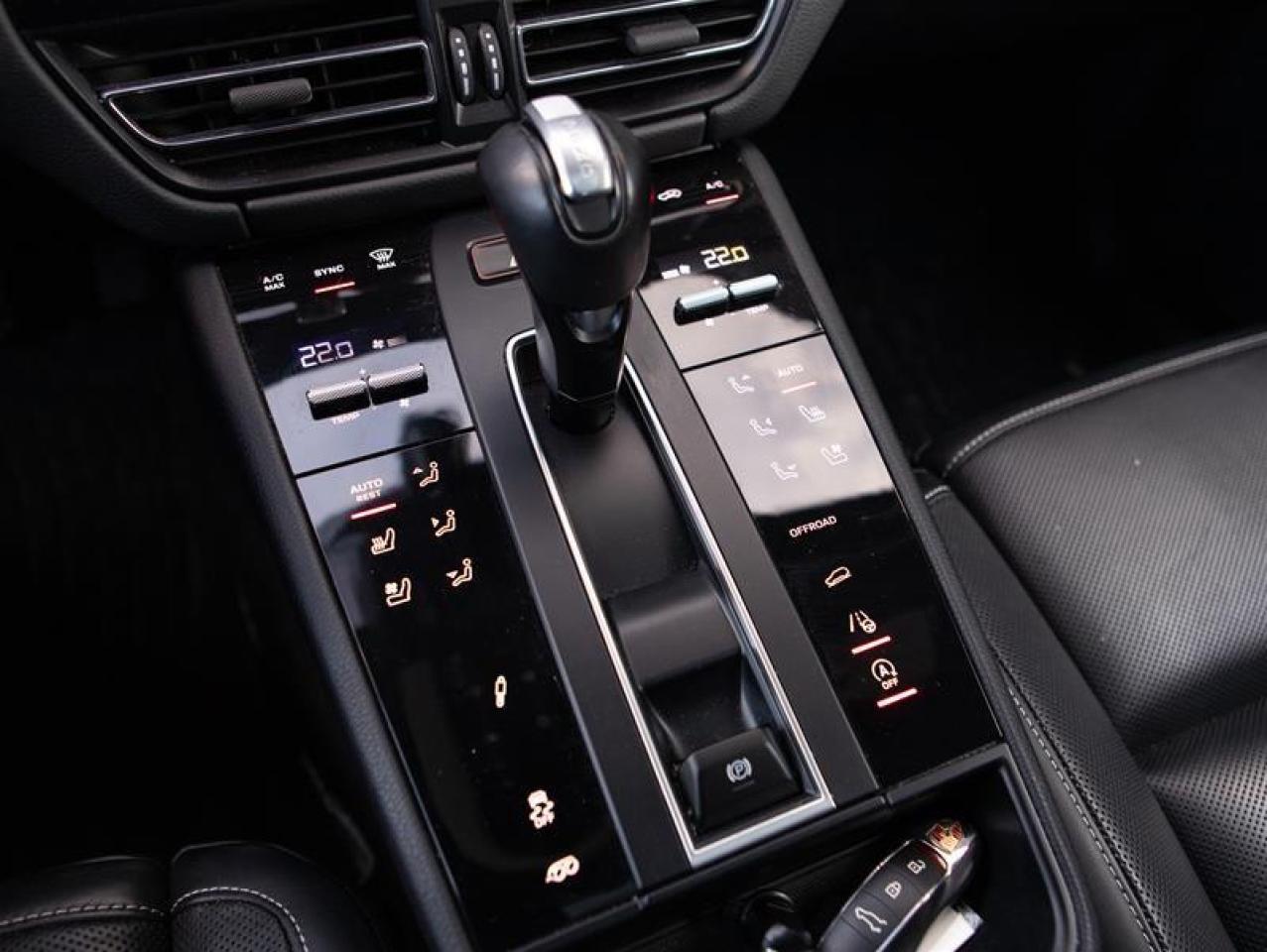 2023 Porsche Macan T Photo