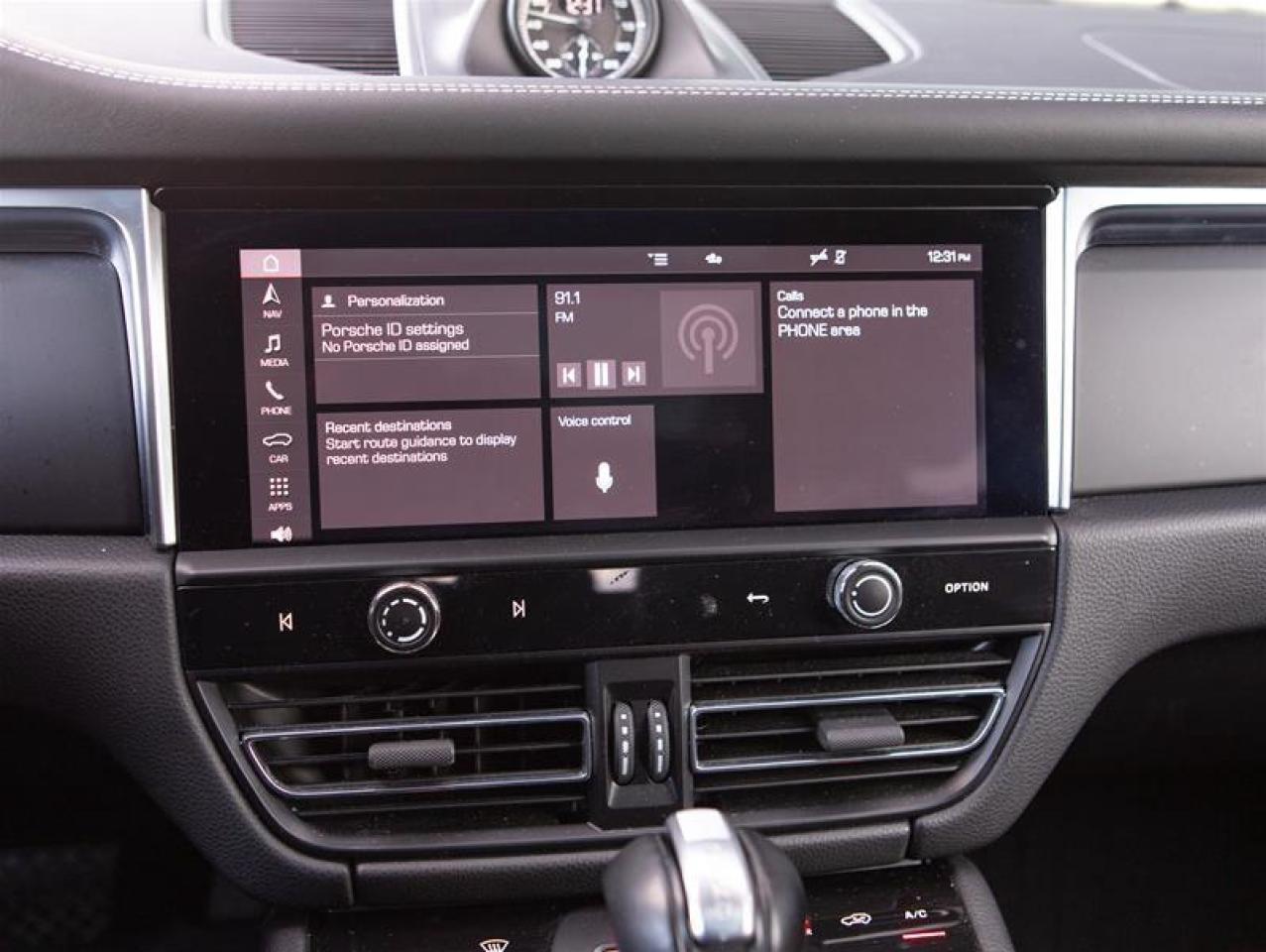 2023 Porsche Macan T Photo