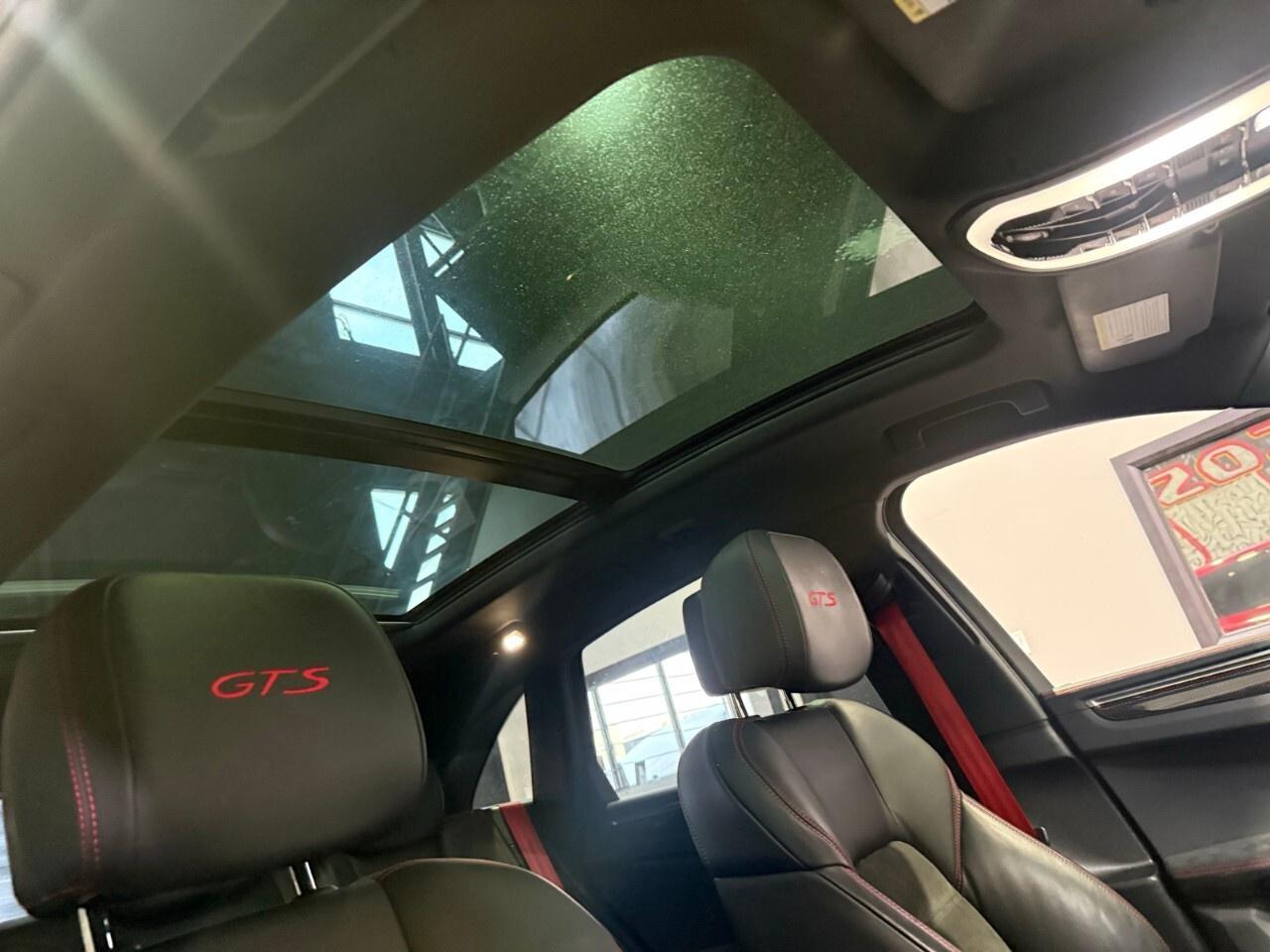 2021 Porsche Macan GTS AWD 2021 Porsche McKahn GTS only 23,000 km Photo