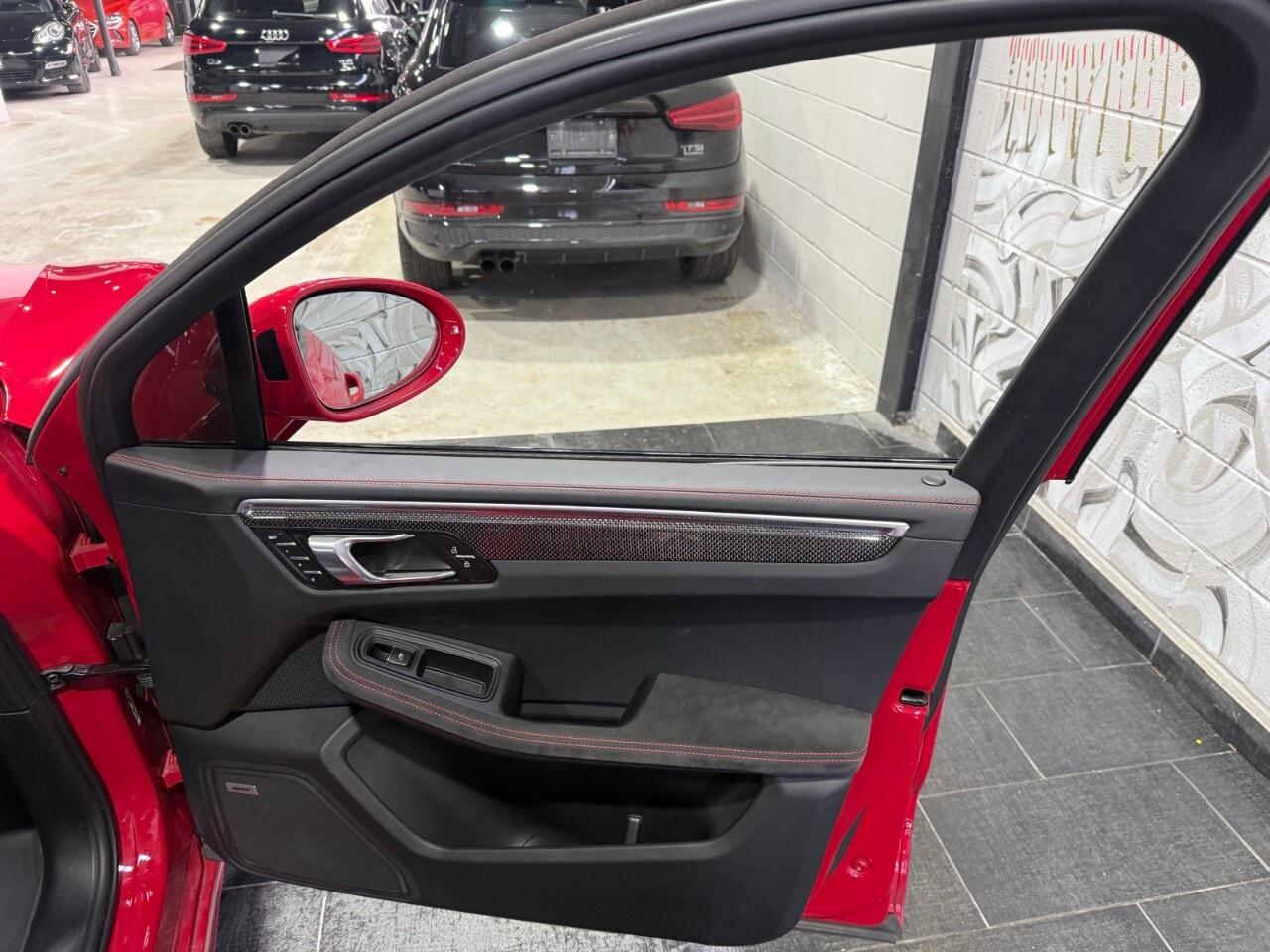 2021 Porsche Macan GTS AWD 2021 Porsche McKahn GTS only 23,000 km Photo