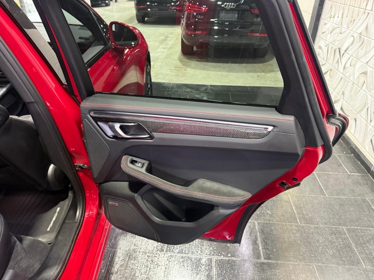 2021 Porsche Macan GTS AWD 2021 Porsche McKahn GTS only 23,000 km Photo