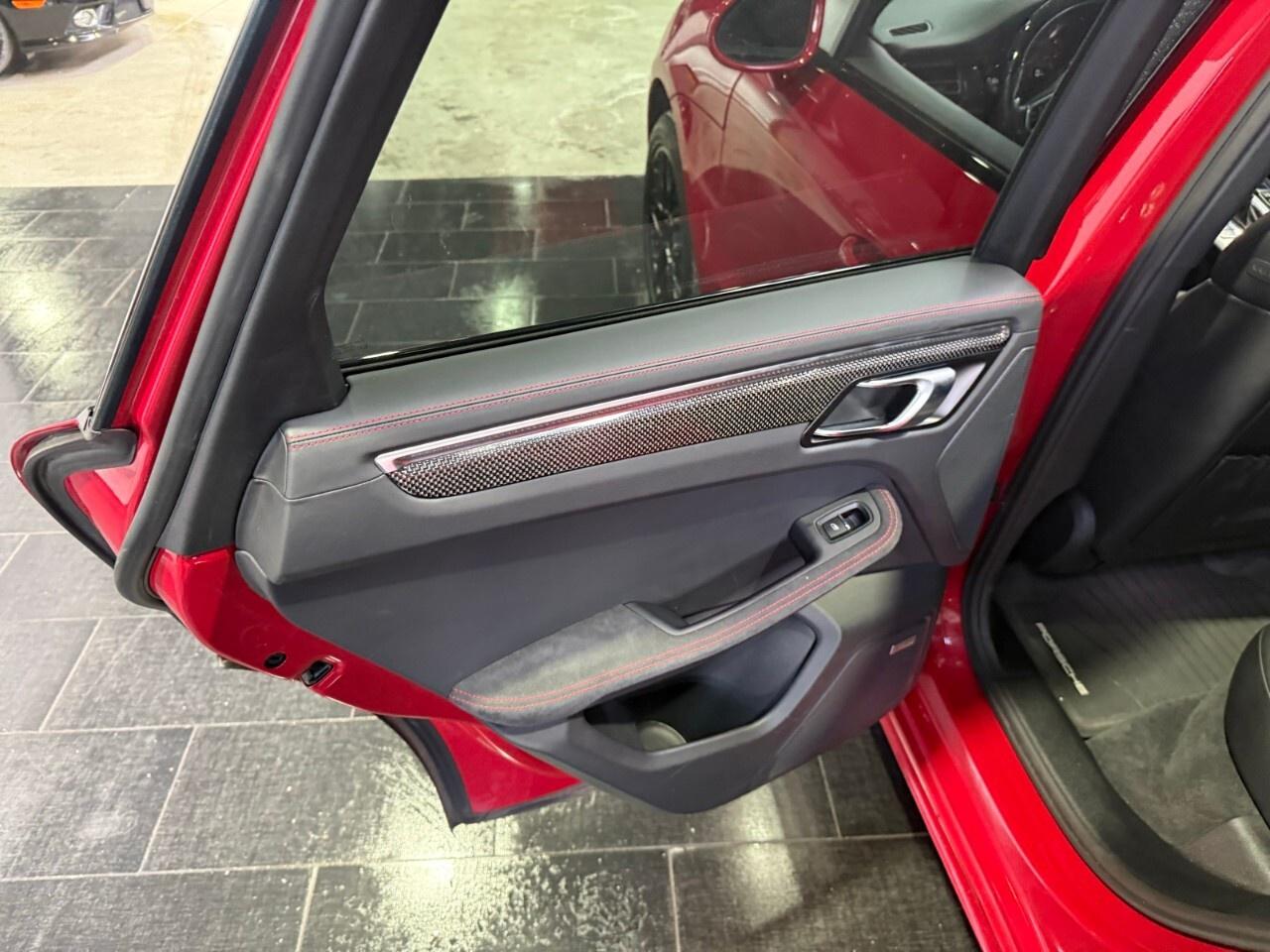 2021 Porsche Macan GTS AWD 2021 Porsche McKahn GTS only 23,000 km Photo