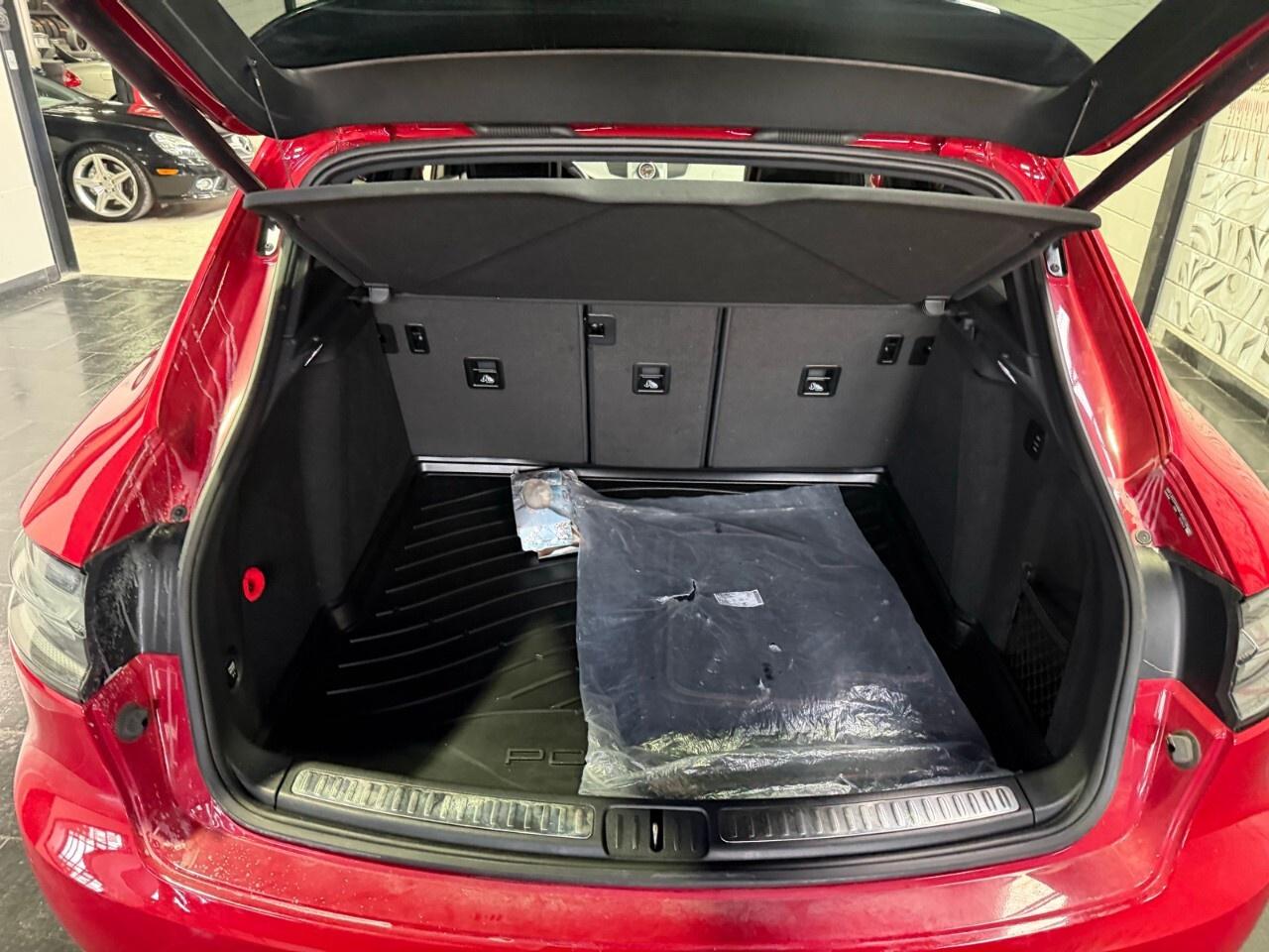 2021 Porsche Macan GTS AWD 2021 Porsche McKahn GTS only 23,000 km Photo