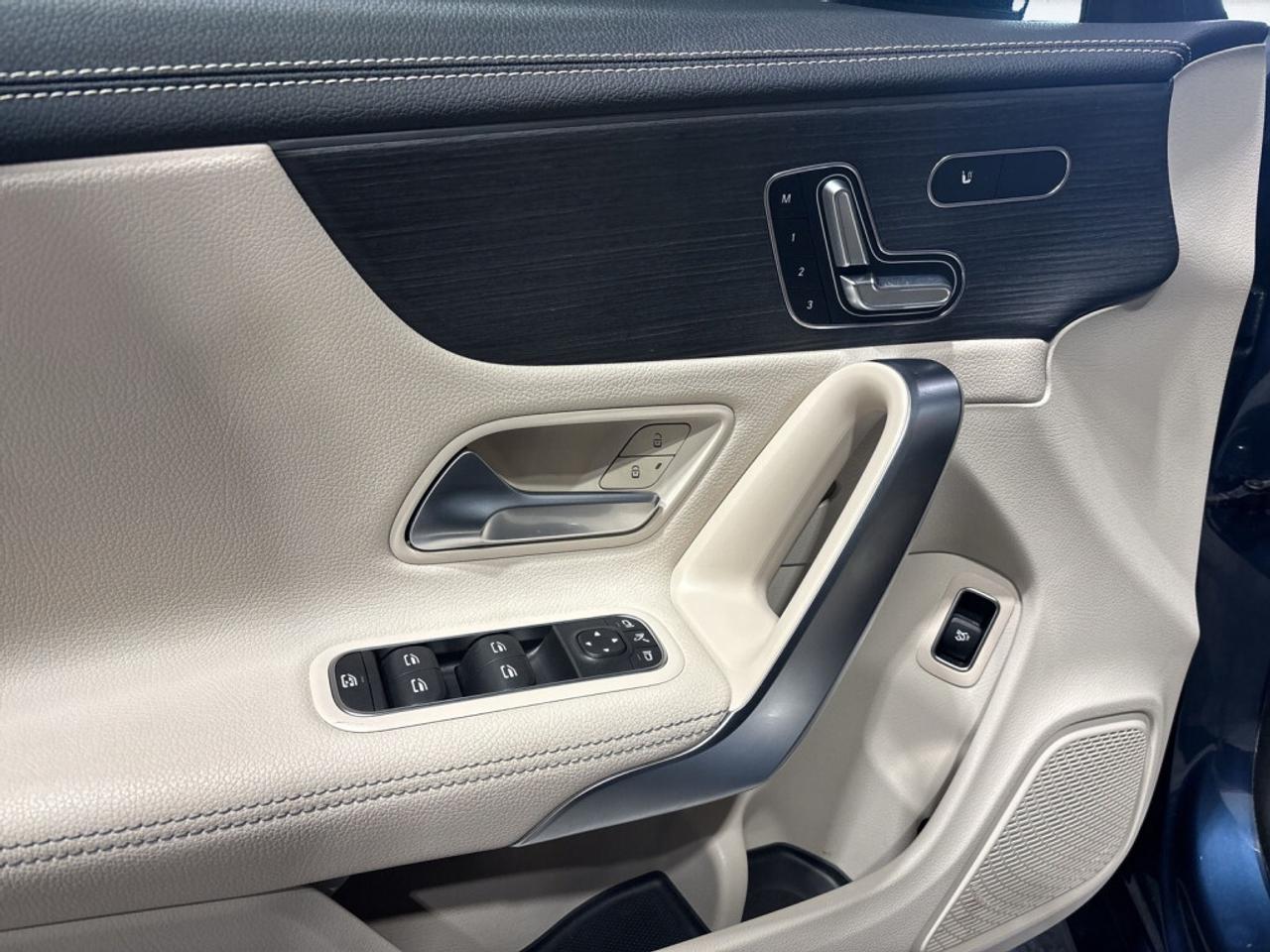 2023 Mercedes-Benz CLA250 4MATIC AMG Pkg / NAV / Leather / Sunroof / Clean C Photo