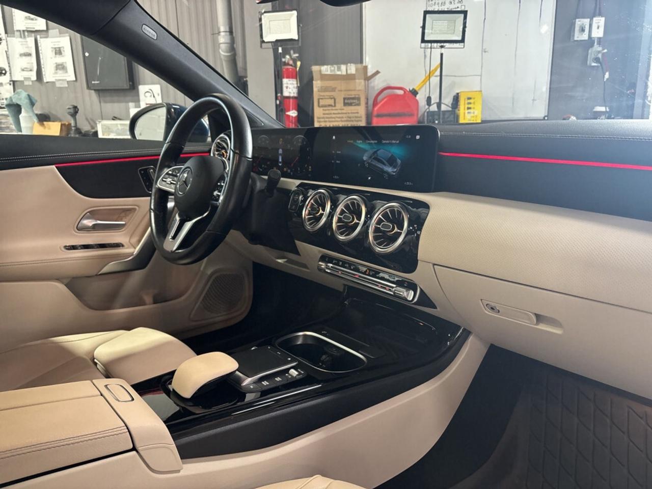 2023 Mercedes-Benz CLA250 4MATIC AMG Pkg / NAV / Leather / Sunroof / Clean C Photo