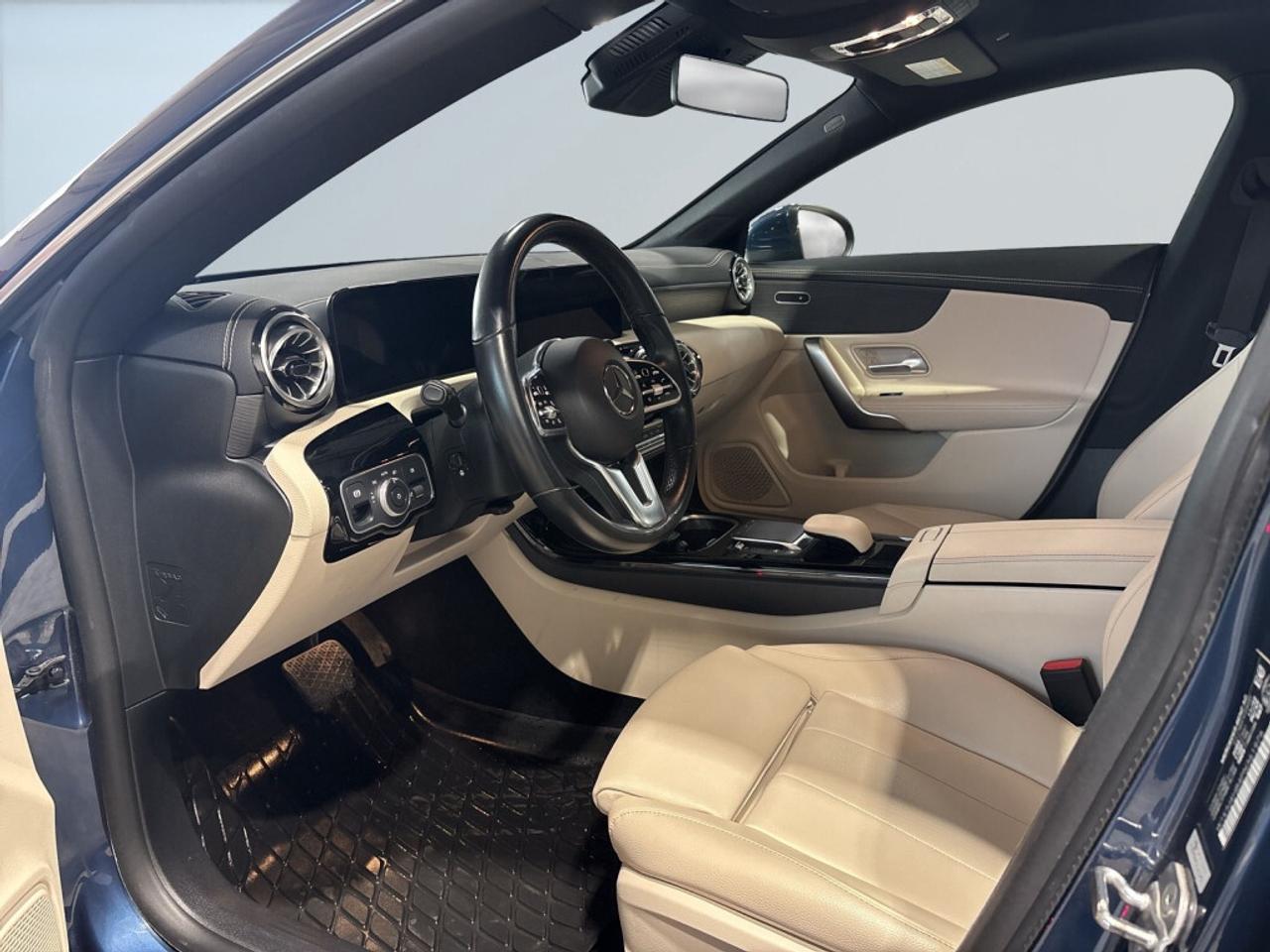 2023 Mercedes-Benz CLA250 4MATIC AMG Pkg / NAV / Leather / Sunroof / Clean C Photo