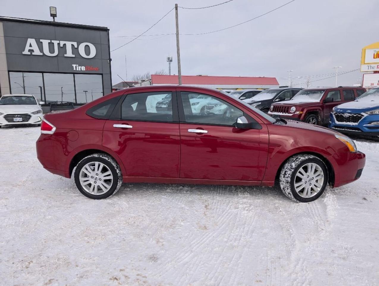 2010 Ford Focus SEL Photo4