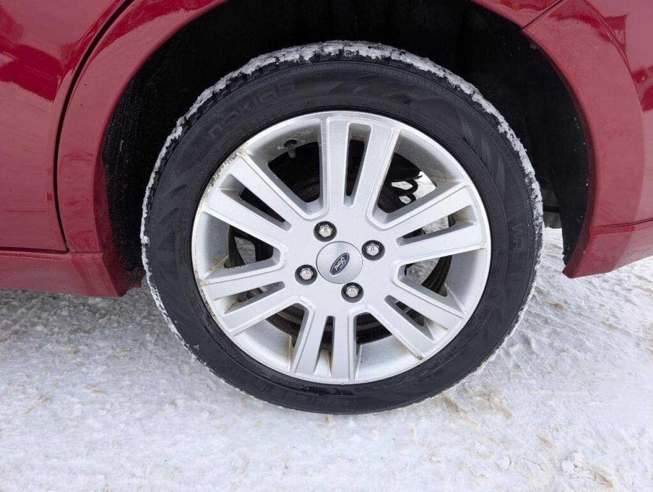 2010 Ford Focus SEL Photo