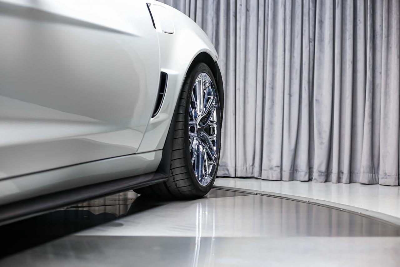 2010 Chevrolet Corvette ZR1 w/3ZR 638HP 6.2L LS9 CARBNCERAMC HUD LOWKM Photo