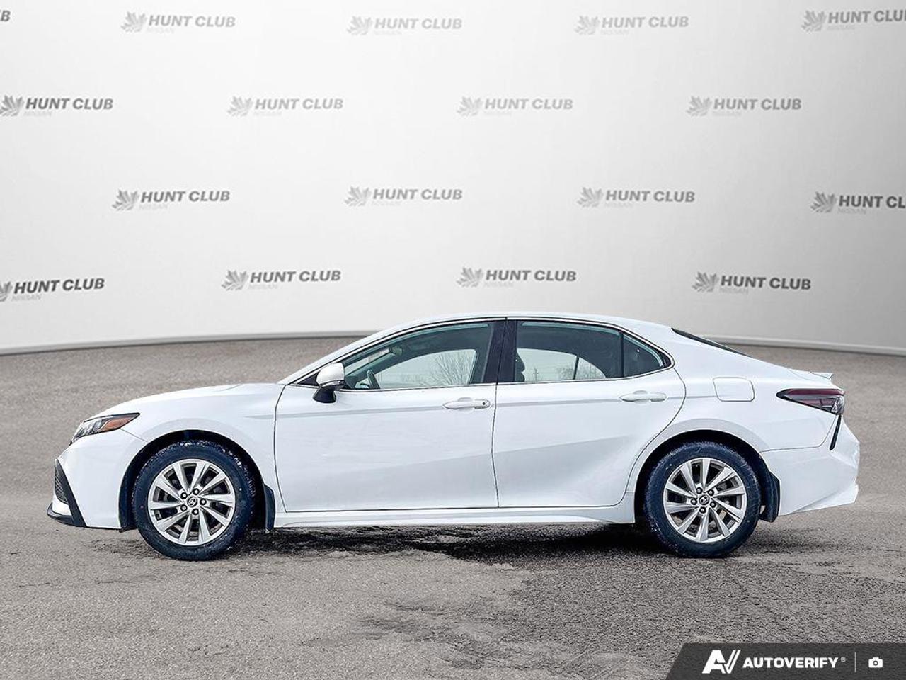 2022 Toyota Camry SE   Heated Seats   Apple CarPlay   Leather Seats Photo3