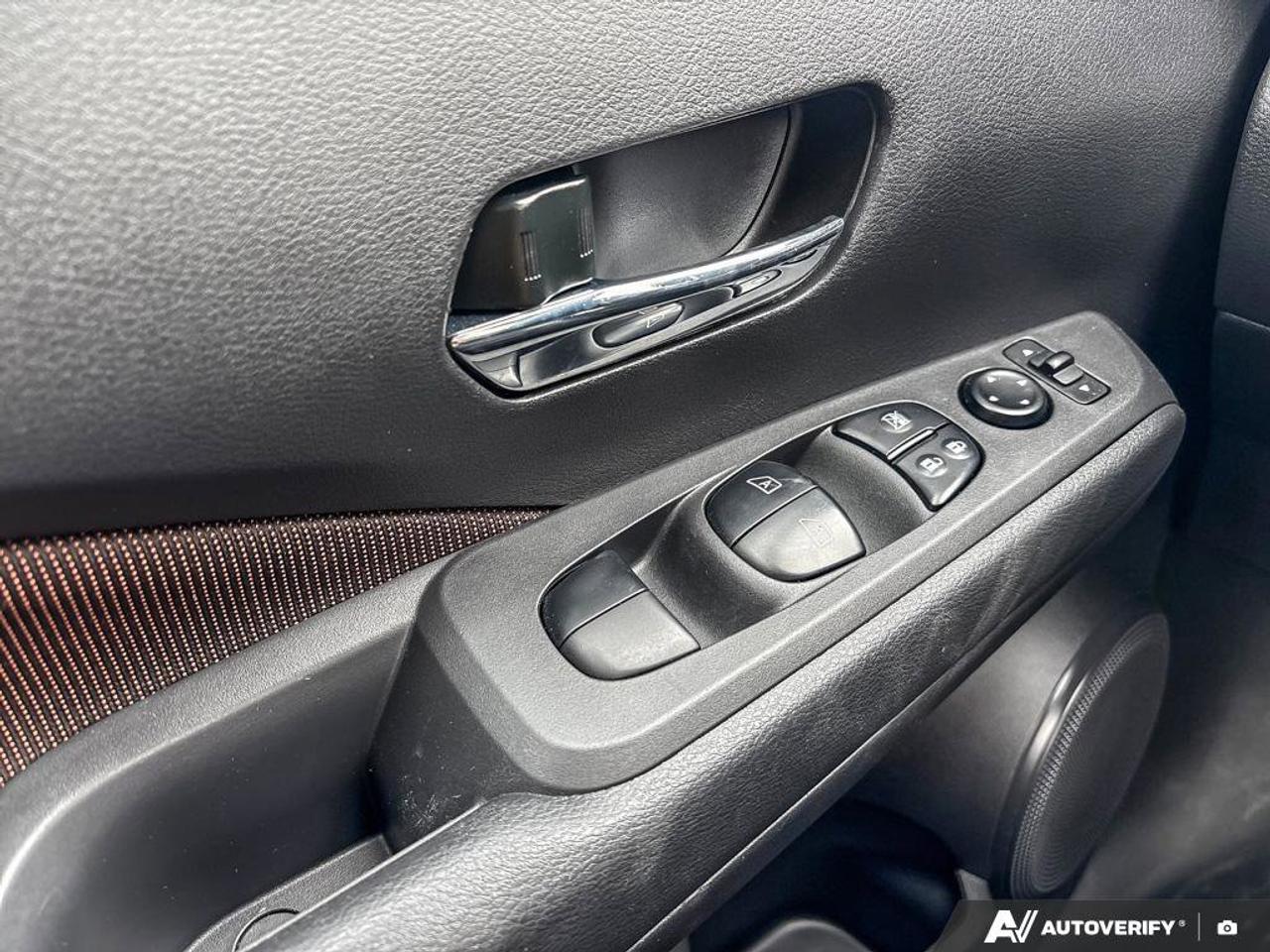 2024 Nissan Kicks SR   Heated Seats   Apple CarPlay   Heated Steerin Photo