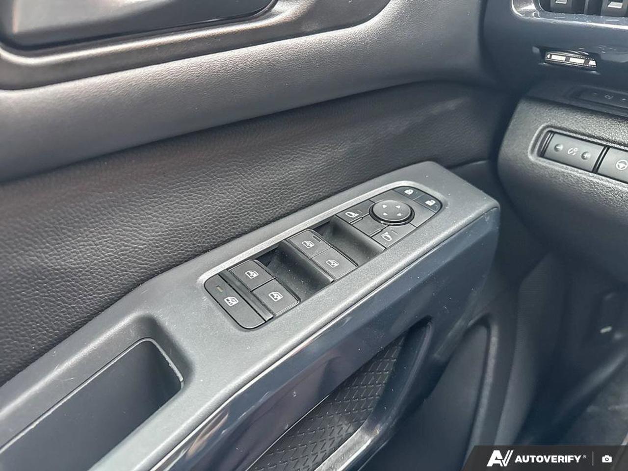 2025 Nissan Pathfinder S Photo