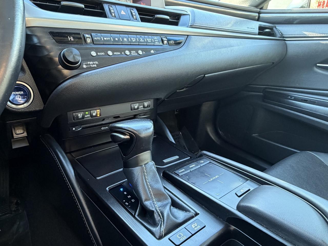 2019 Lexus ES 300 h Sedan Photo