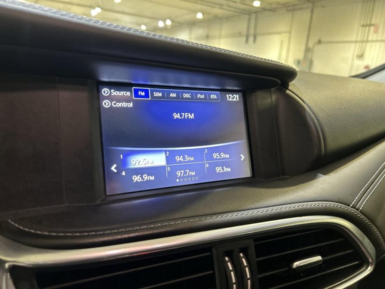 2018 Infiniti QX30 AWD | Leather Seats | Panoramic Roof Photo