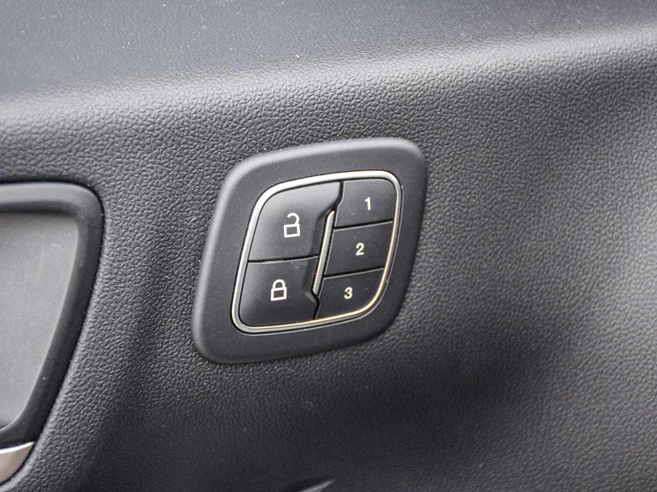 2020 Ford Escape SEL AWD Photo