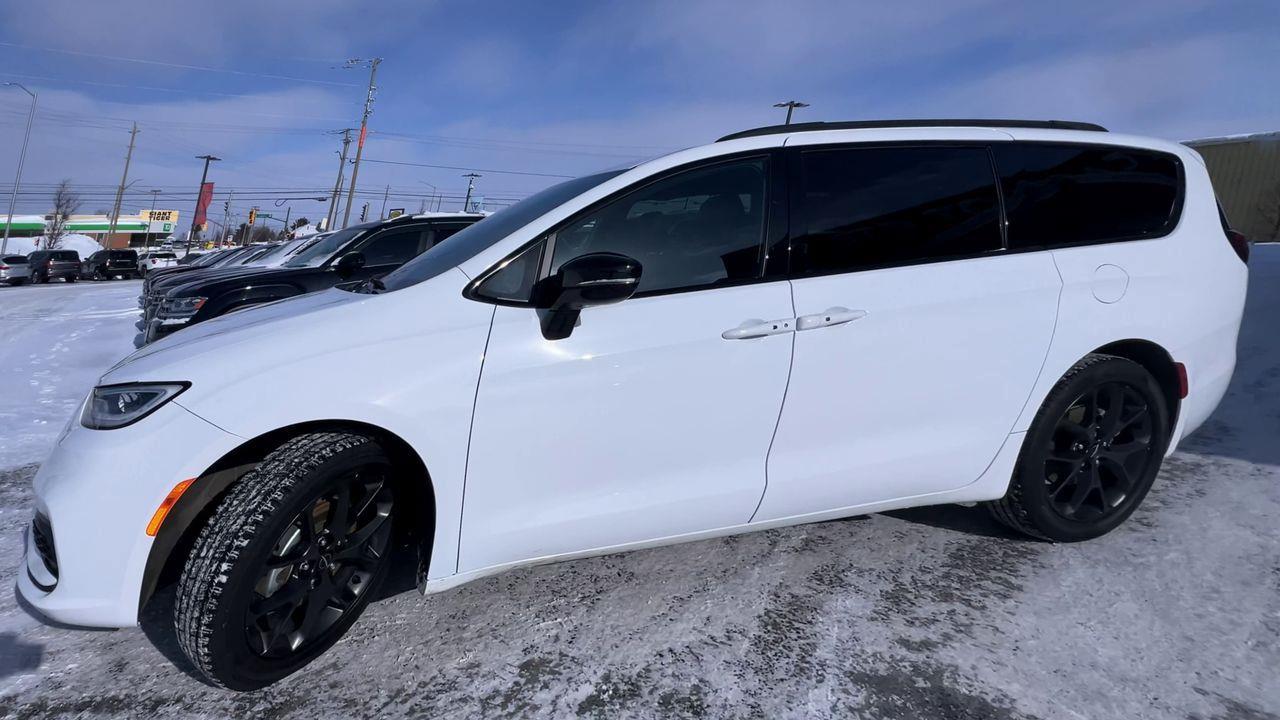 2024 Chrysler Pacifica Touring-L PREVIOUS DAILY RENTAL, SUNROOF, CRUISE CONTROL, HEATED FRONT SEATS, BACK UP CAM!! Photo