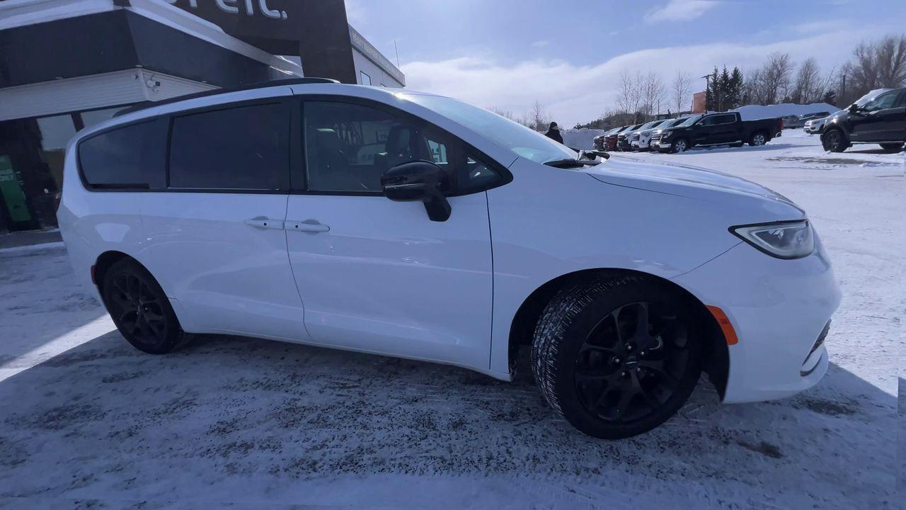 2024 Chrysler Pacifica Touring-L PREVIOUS DAILY RENTAL, SUNROOF, CRUISE CONTROL, HEATED FRONT SEATS, BACK UP CAM!! Photo