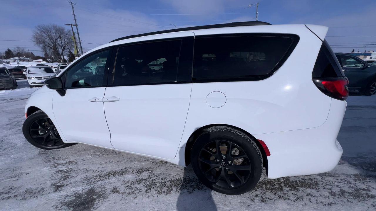 2024 Chrysler Pacifica Touring-L PREVIOUS DAILY RENTAL, SUNROOF, CRUISE CONTROL, HEATED FRONT SEATS, BACK UP CAM!! Photo