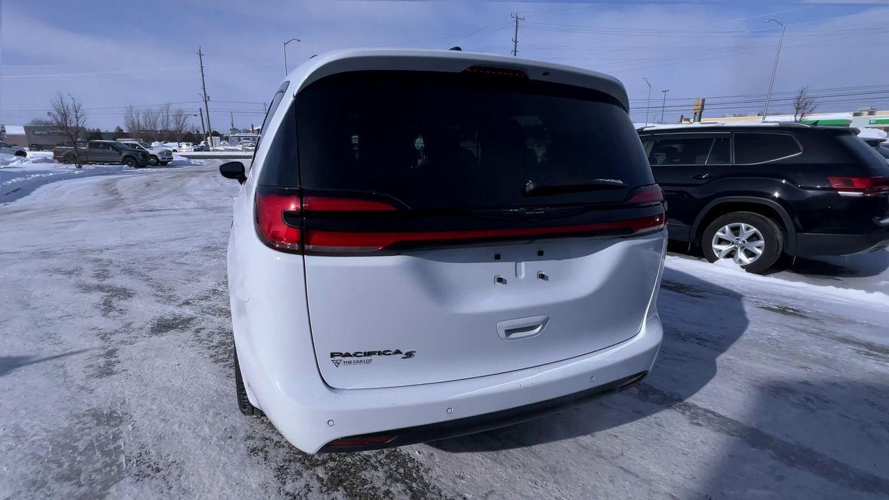 2024 Chrysler Pacifica Touring-L PREVIOUS DAILY RENTAL, SUNROOF, CRUISE CONTROL, HEATED FRONT SEATS, BACK UP CAM!! Photo