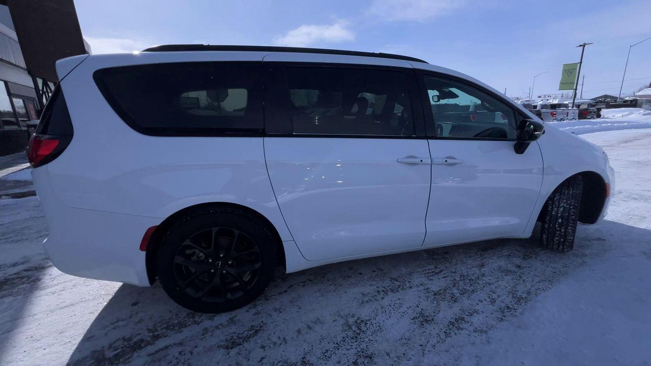 2024 Chrysler Pacifica Touring-L PREVIOUS DAILY RENTAL, SUNROOF, CRUISE CONTROL, HEATED FRONT SEATS, BACK UP CAM!! Photo