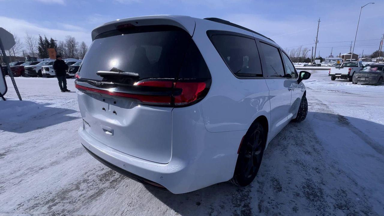 2024 Chrysler Pacifica Touring-L PREVIOUS DAILY RENTAL, SUNROOF, CRUISE CONTROL, HEATED FRONT SEATS, BACK UP CAM!! Photo