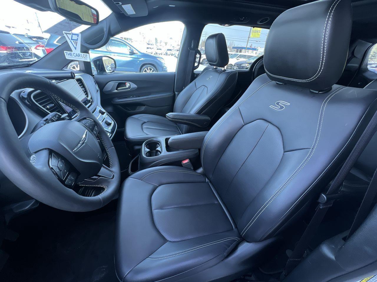 2024 Chrysler Pacifica Touring-L PREVIOUS DAILY RENTAL, SUNROOF, CRUISE CONTROL, HEATED FRONT SEATS, BACK UP CAM!! Photo