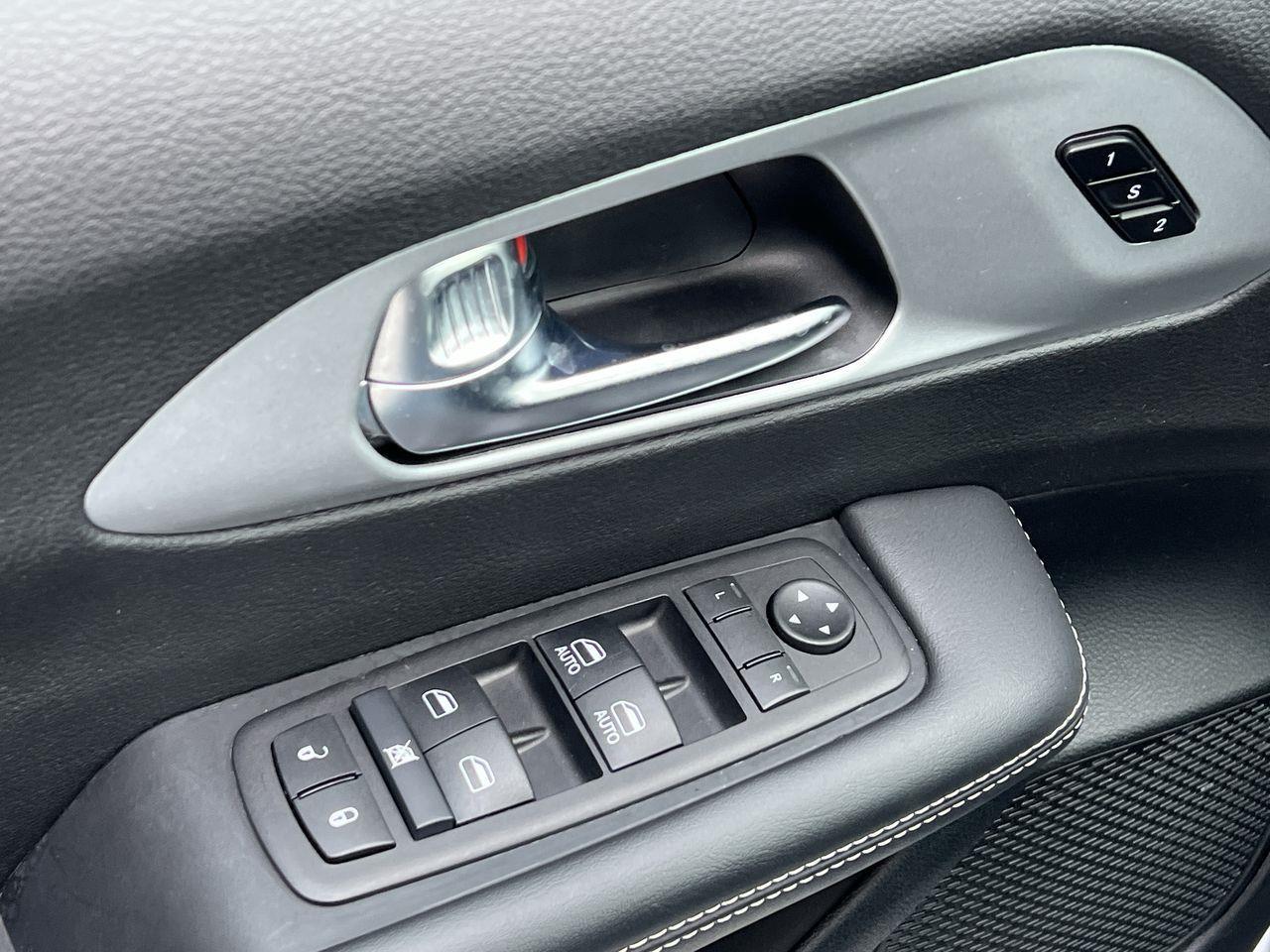 2024 Chrysler Pacifica Touring-L PREVIOUS DAILY RENTAL, SUNROOF, CRUISE CONTROL, HEATED FRONT SEATS, BACK UP CAM!! Photo