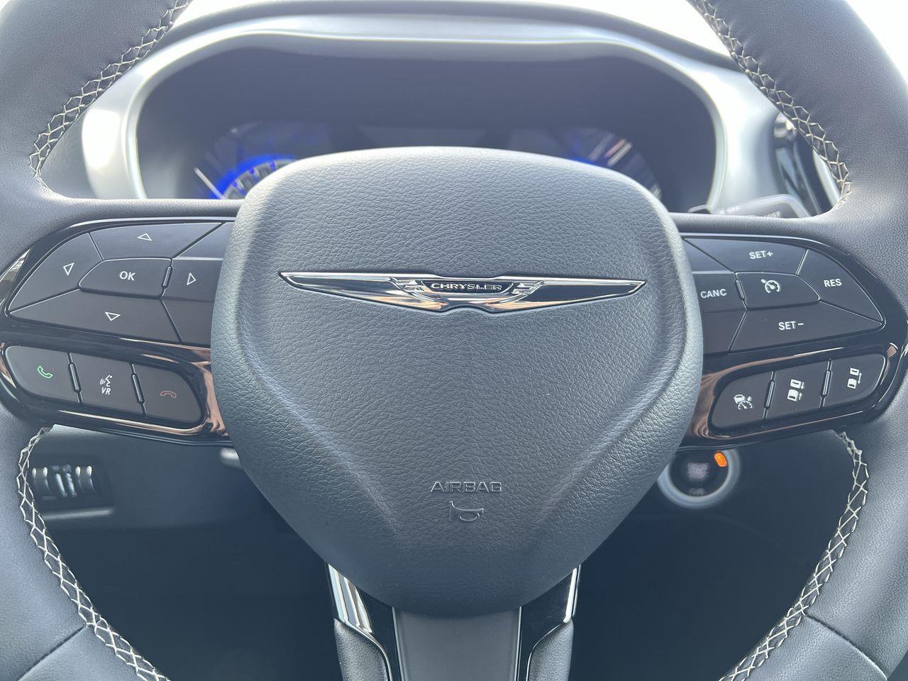 2024 Chrysler Pacifica Touring-L PREVIOUS DAILY RENTAL, SUNROOF, CRUISE CONTROL, HEATED FRONT SEATS, BACK UP CAM!! Photo