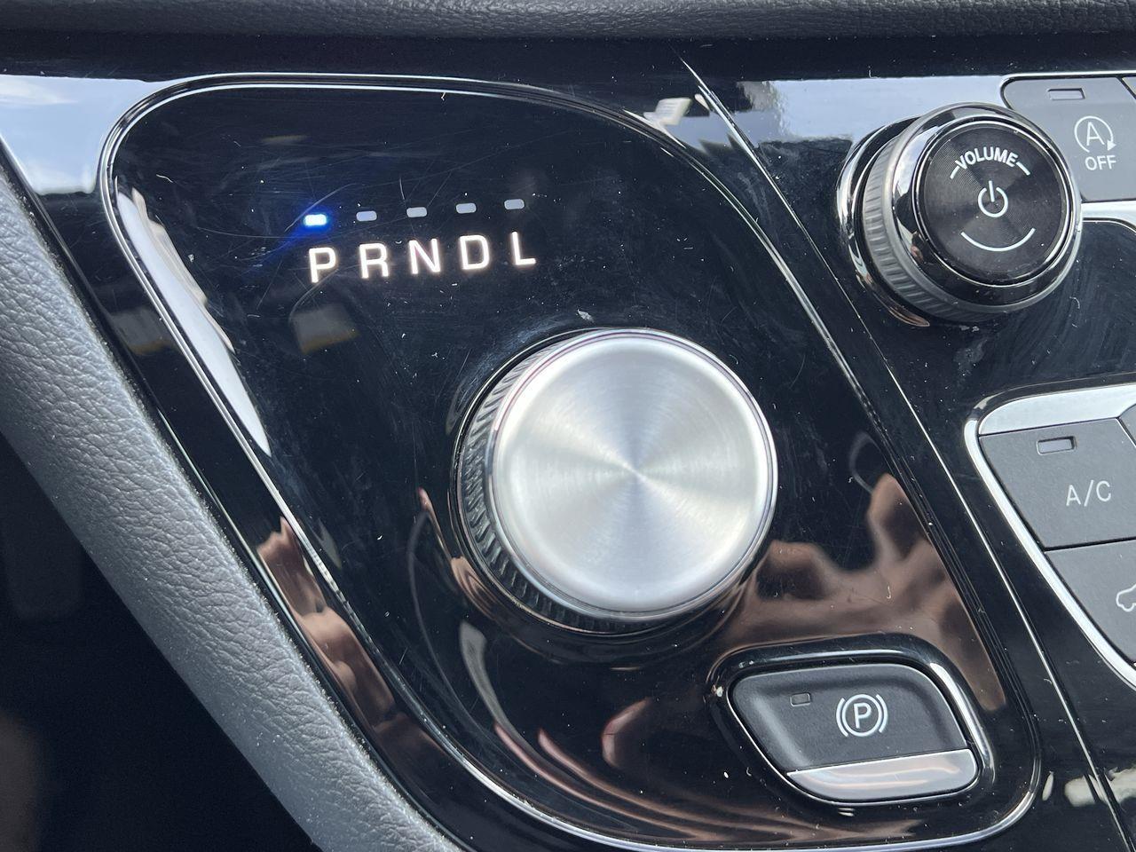 2024 Chrysler Pacifica Touring-L PREVIOUS DAILY RENTAL, SUNROOF, CRUISE CONTROL, HEATED FRONT SEATS, BACK UP CAM!! Photo