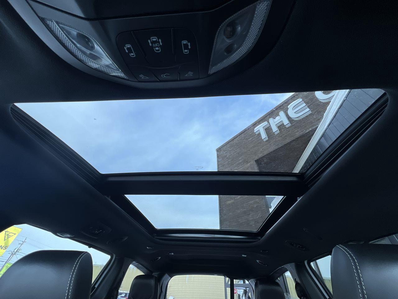 2024 Chrysler Pacifica Touring-L PREVIOUS DAILY RENTAL, SUNROOF, CRUISE CONTROL, HEATED FRONT SEATS, BACK UP CAM!! Photo