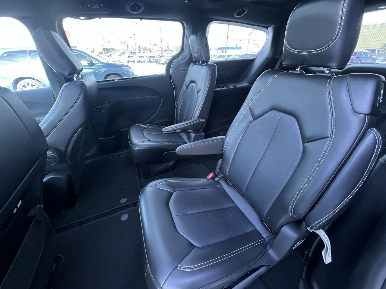 2024 Chrysler Pacifica Touring-L PREVIOUS DAILY RENTAL, SUNROOF, CRUISE CONTROL, HEATED FRONT SEATS, BACK UP CAM!! Photo