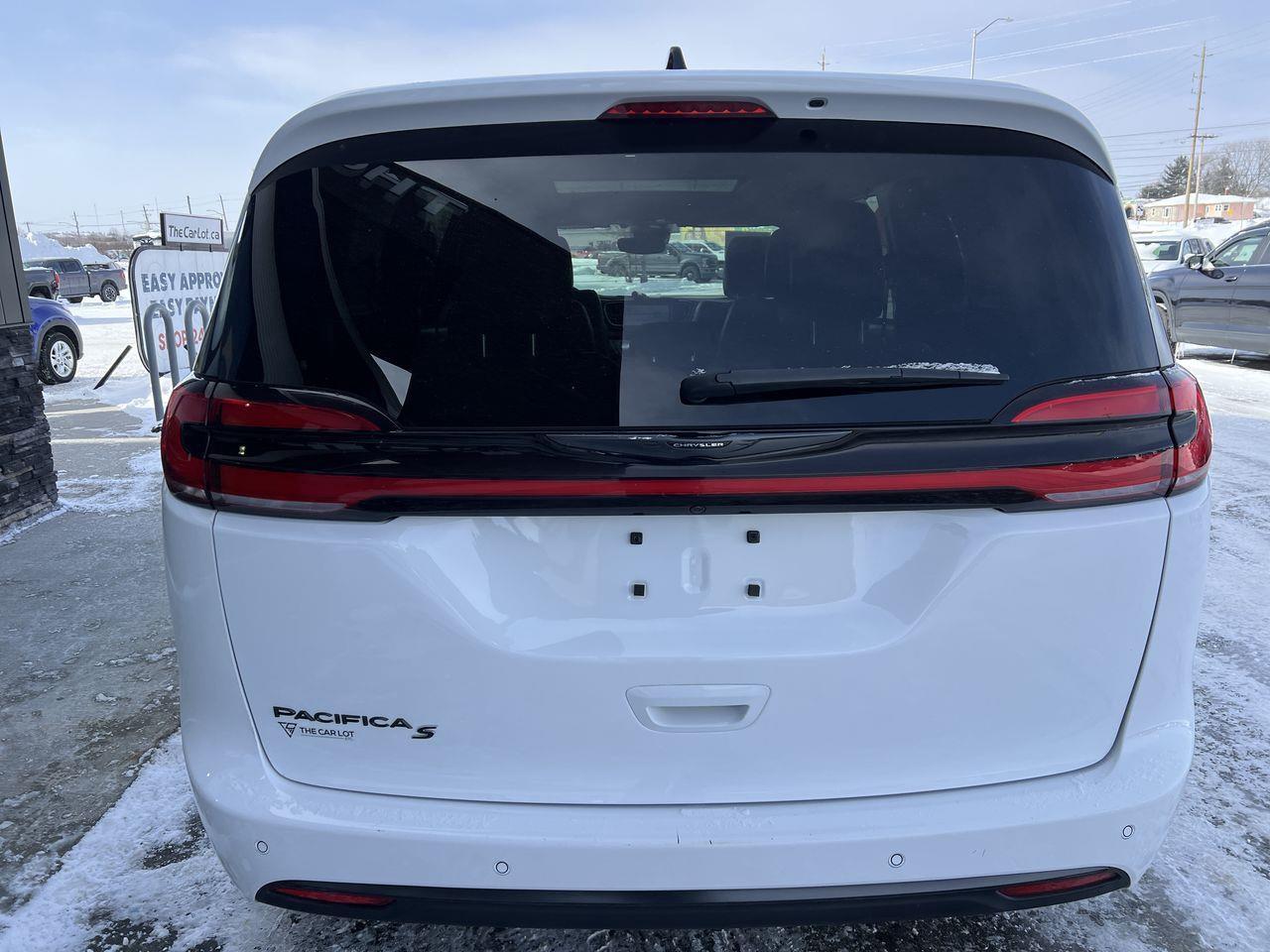 2024 Chrysler Pacifica Touring-L PREVIOUS DAILY RENTAL, SUNROOF, CRUISE CONTROL, HEATED FRONT SEATS, BACK UP CAM!! Photo