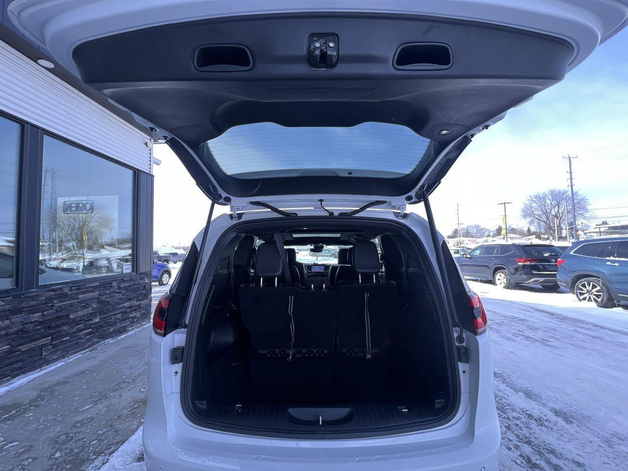 2024 Chrysler Pacifica Touring-L PREVIOUS DAILY RENTAL, SUNROOF, CRUISE CONTROL, HEATED FRONT SEATS, BACK UP CAM!! Photo