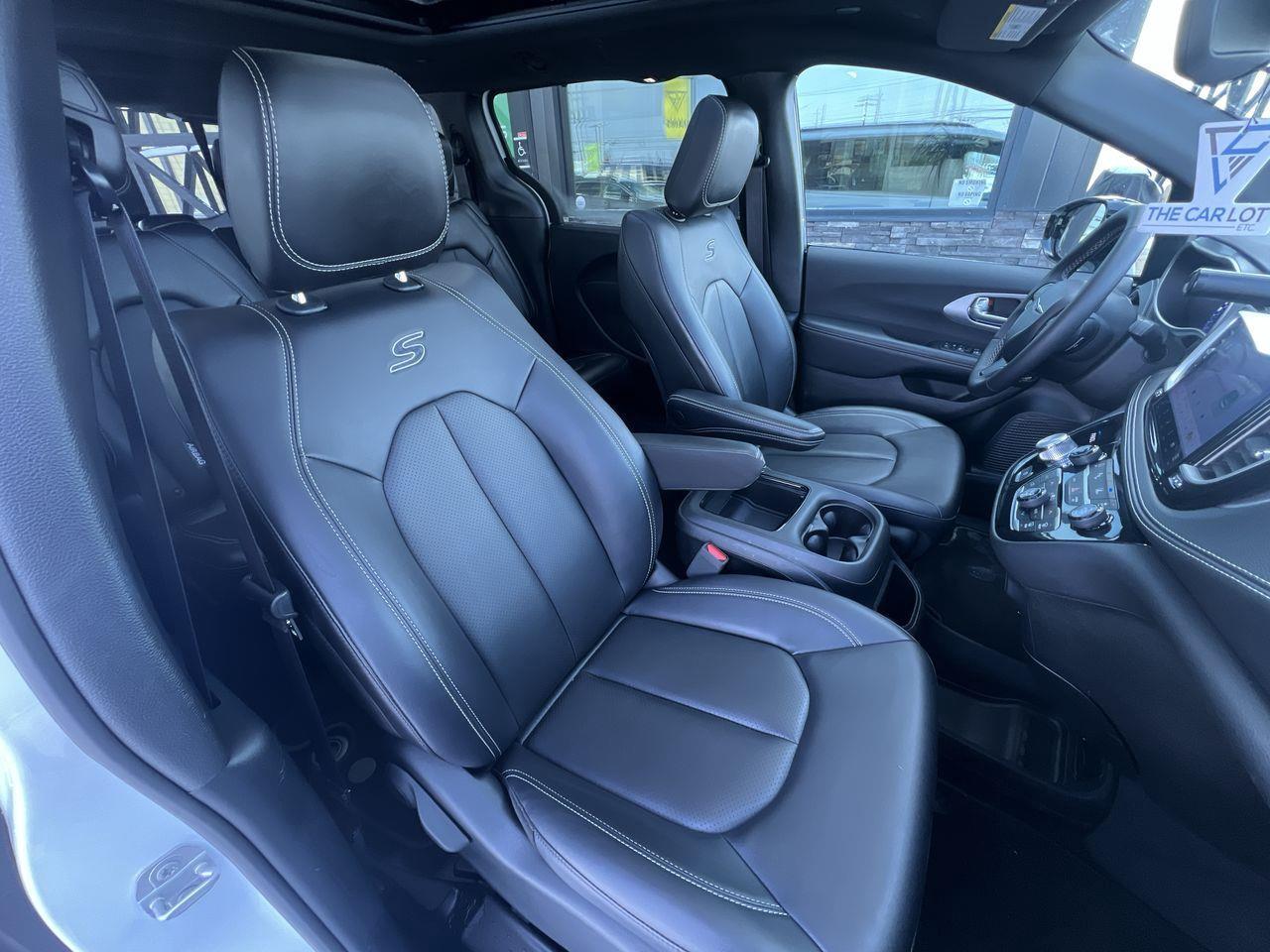 2024 Chrysler Pacifica Touring-L PREVIOUS DAILY RENTAL, SUNROOF, CRUISE CONTROL, HEATED FRONT SEATS, BACK UP CAM!! Photo