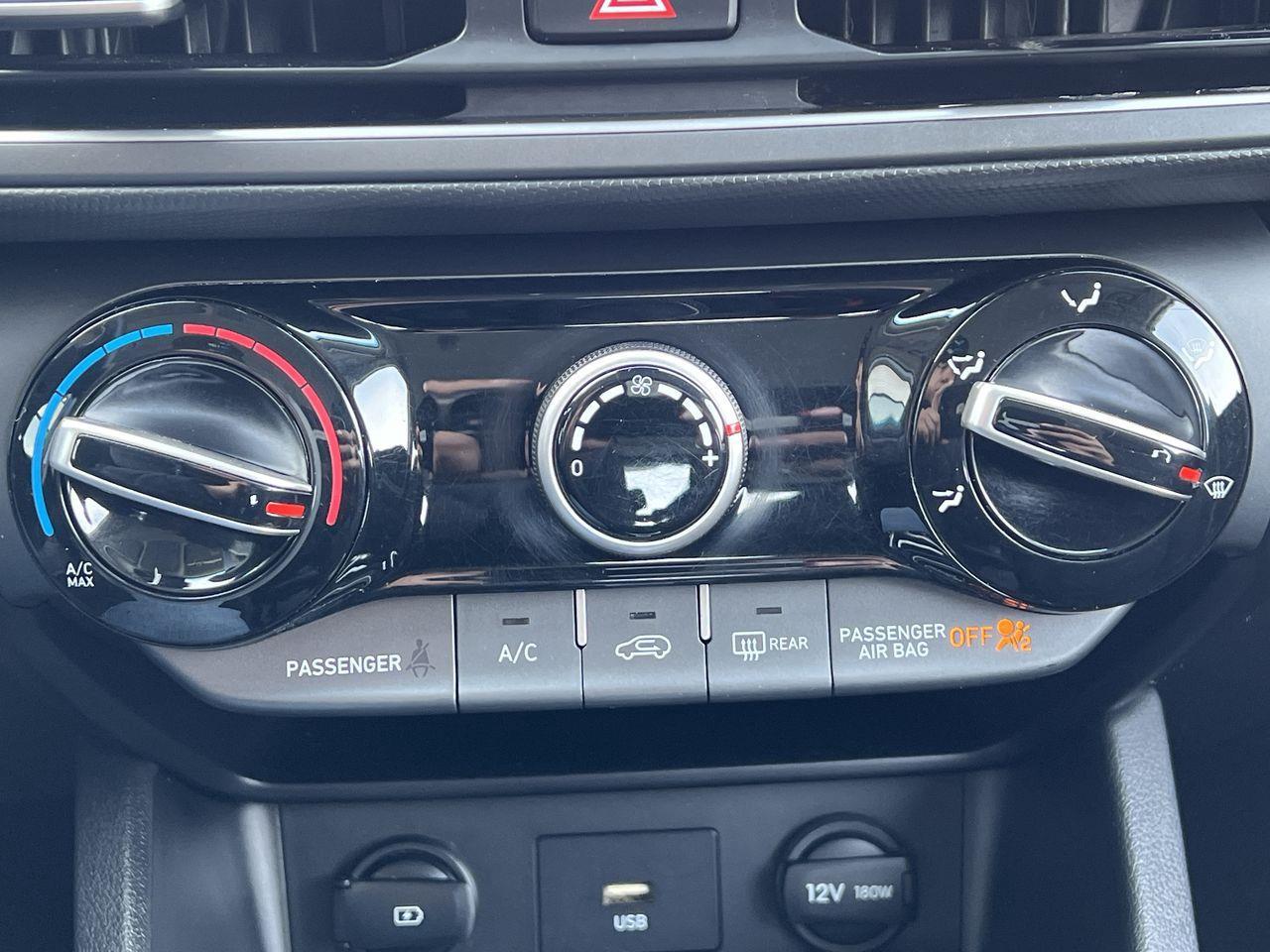 2022 Hyundai KONA 2.0L Essential AWD, HEATED FRONT SEATS, CRUISE CONTROL, BACK UP CAM!! Photo