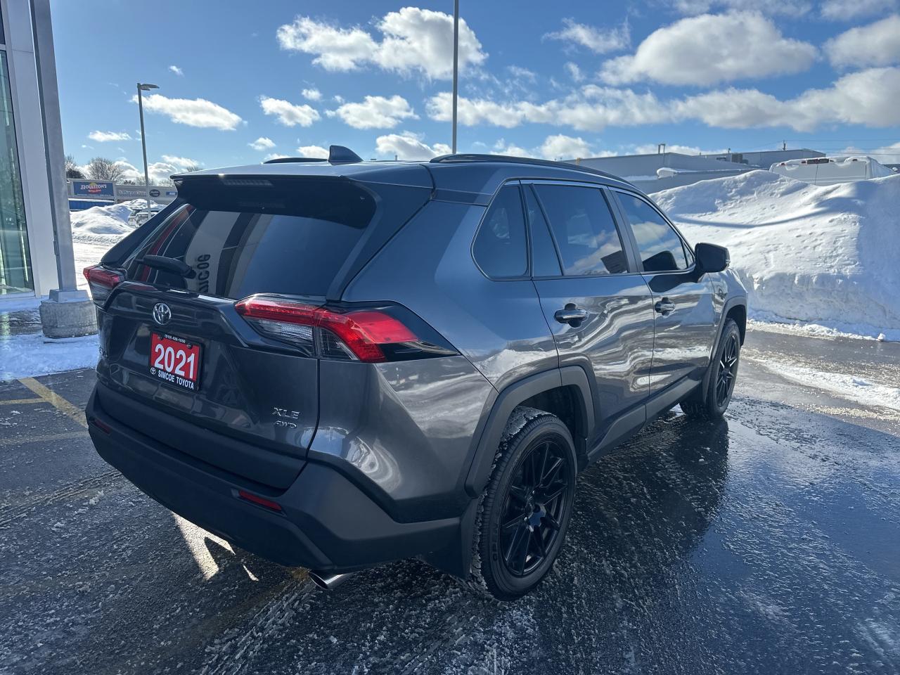 2021 Toyota RAV4 XLE Photo4