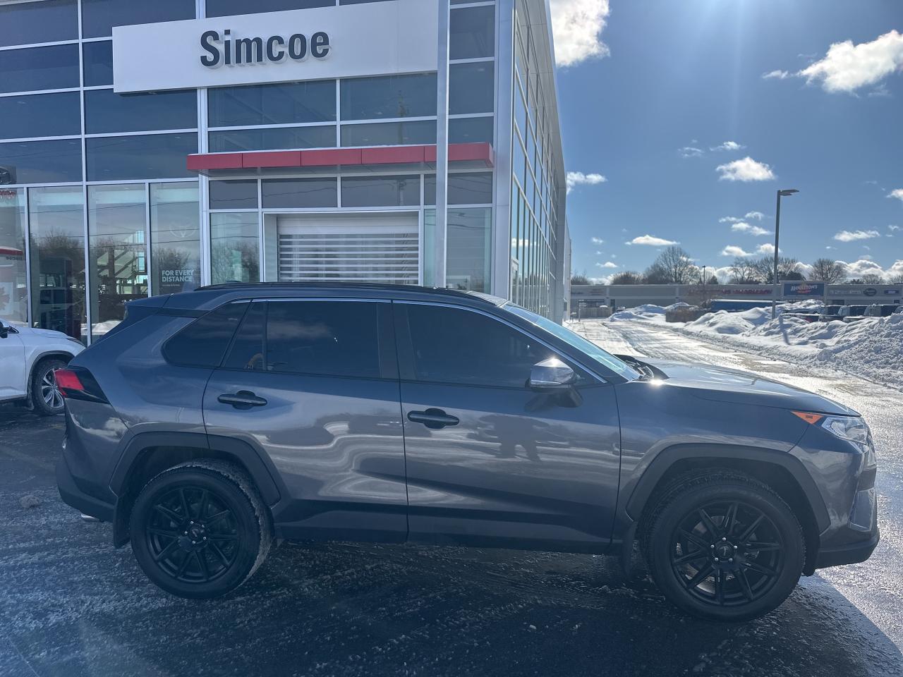 2021 Toyota RAV4 XLE Photo3