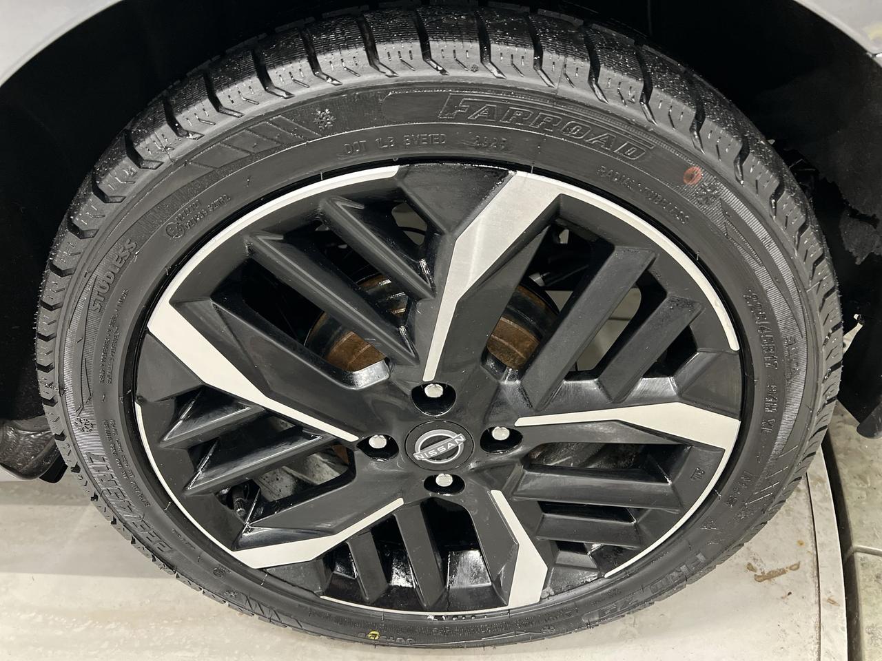 2024 Nissan Versa SR | HTD SEATS | CARPLAY |17IN ALLOYS | BLIND SPOT Photo