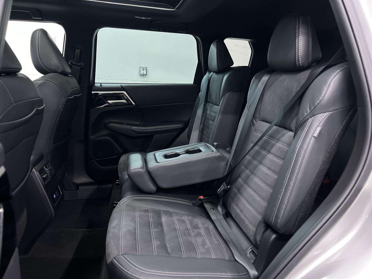 2023 Mitsubishi Outlander NOIR AWD | 7-PASS | HTD LEATHER | CARPLAY |ALLOYS Photo