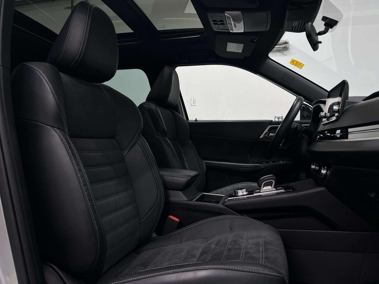 2023 Mitsubishi Outlander NOIR AWD | 7-PASS | HTD LEATHER | CARPLAY |ALLOYS Photo