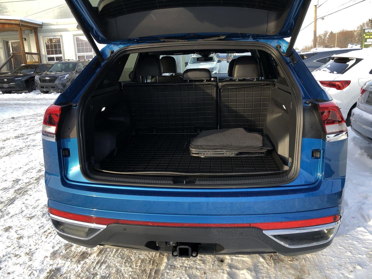 2024 Volkswagen Atlas Cross Sport 2.0 TSI Highline BLACK WHEELS PKG, 20 ALLOYS, NAVI Photo