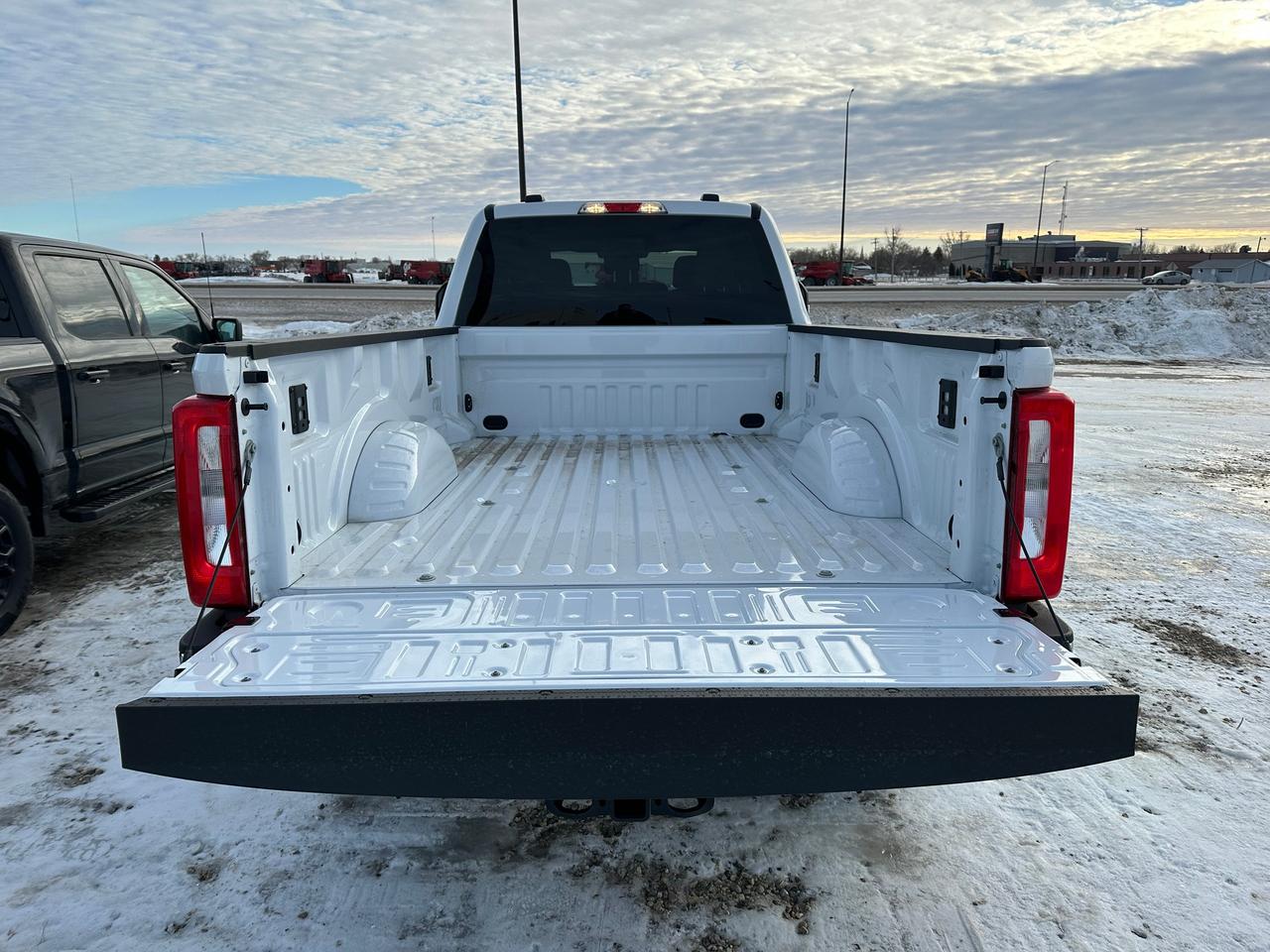 2026 Ford F-350 Super Duty SRW XLT 4WD CREW CAB 8' BOX Photo5