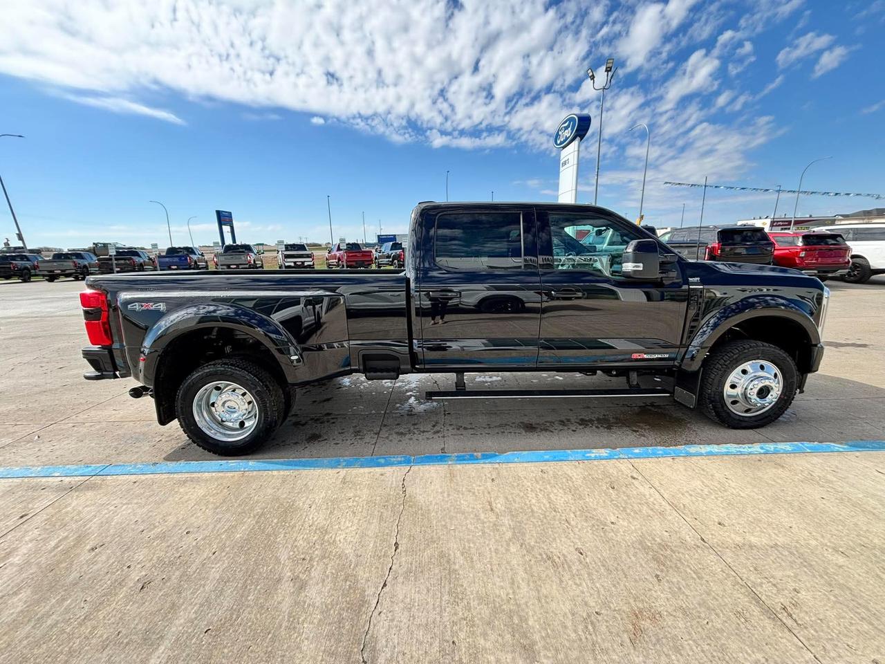 2026 Ford F-450 Super Duty DRW PLATINUM 4WD CREW CAB 8' BOX Photo2