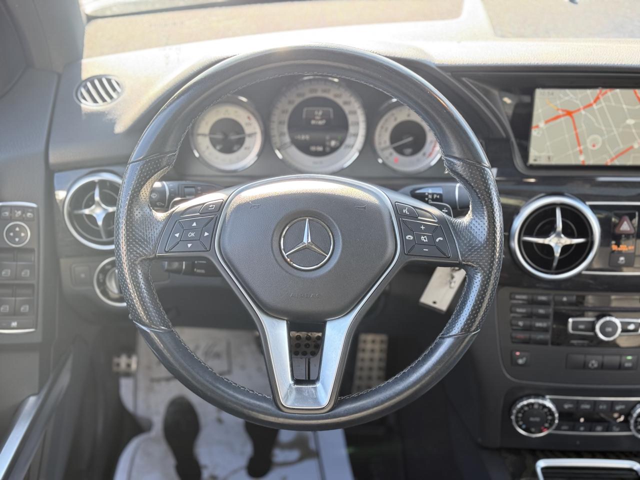 2015 Mercedes-Benz GLK-Class 350 //AMG PKG | LOW KM | PANO | BACK UP CAMERA Photo