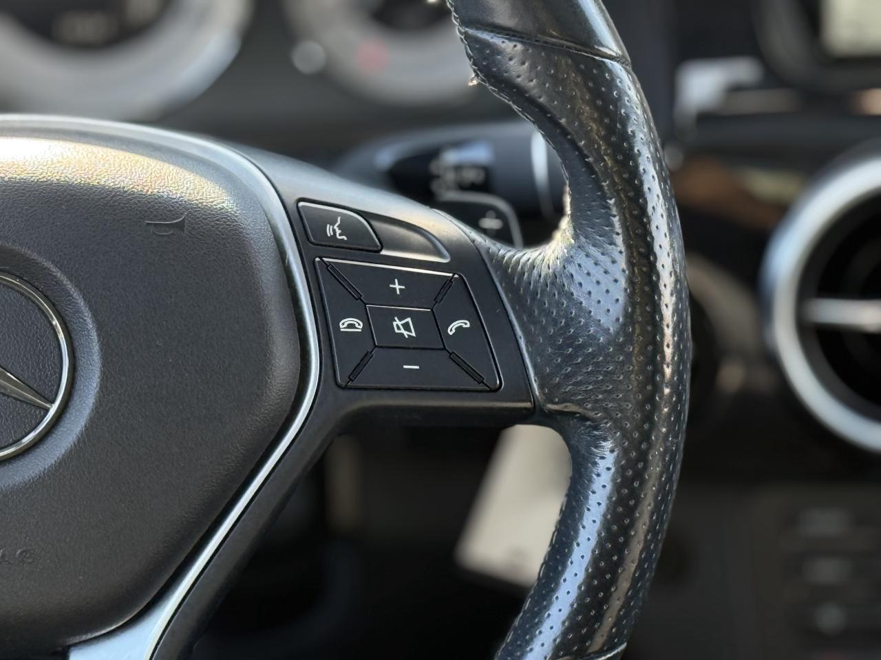 2015 Mercedes-Benz GLK-Class 350 //AMG PKG | LOW KM | PANO | BACK UP CAMERA Photo