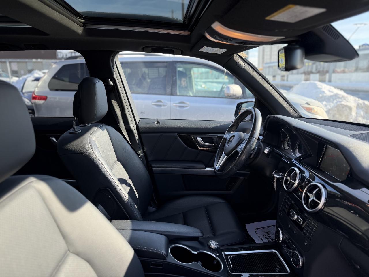 2015 Mercedes-Benz GLK-Class 350 //AMG PKG | LOW KM | PANO | BACK UP CAMERA Photo