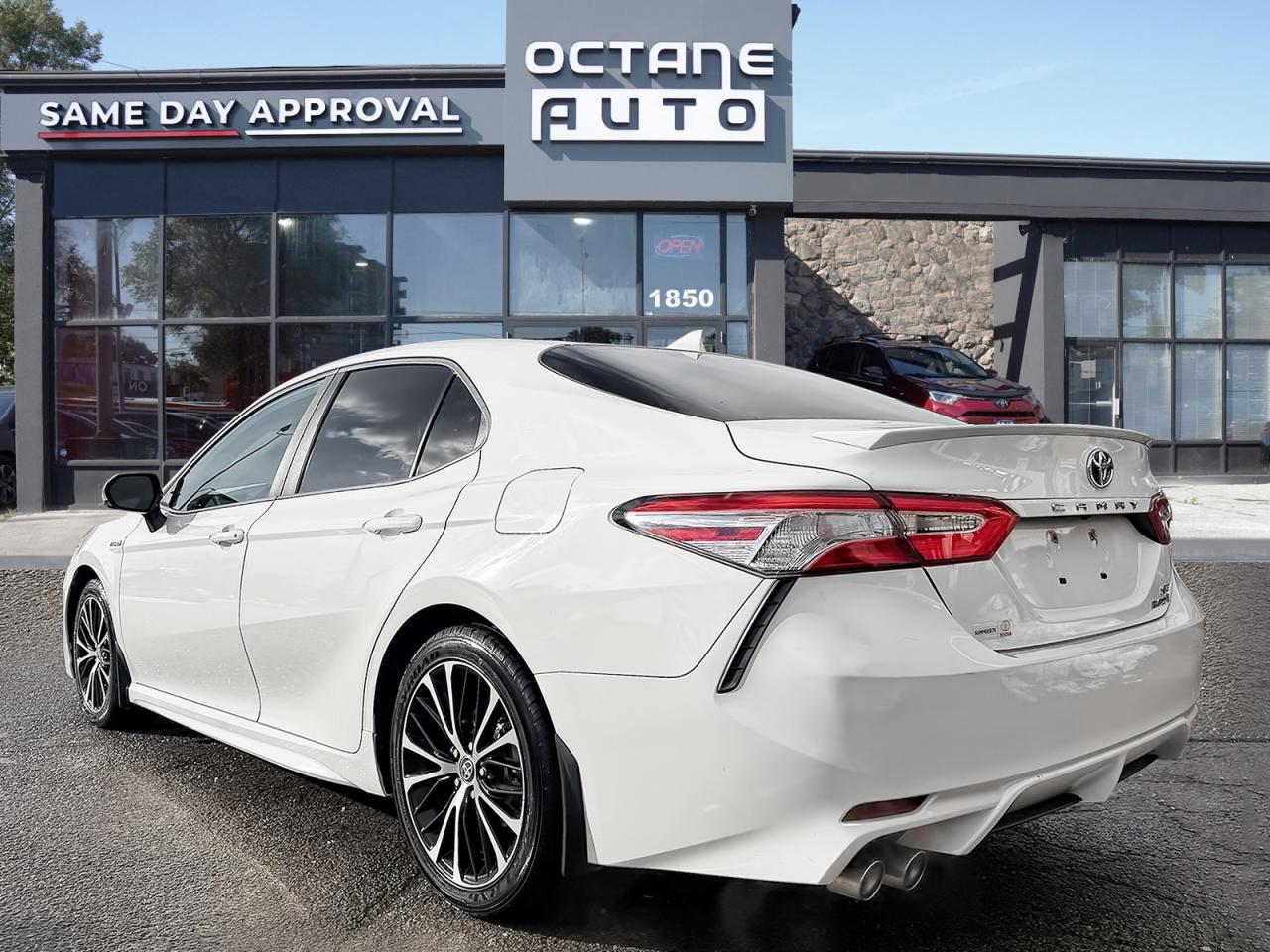 2020 Toyota Camry HYBRID SE Photo